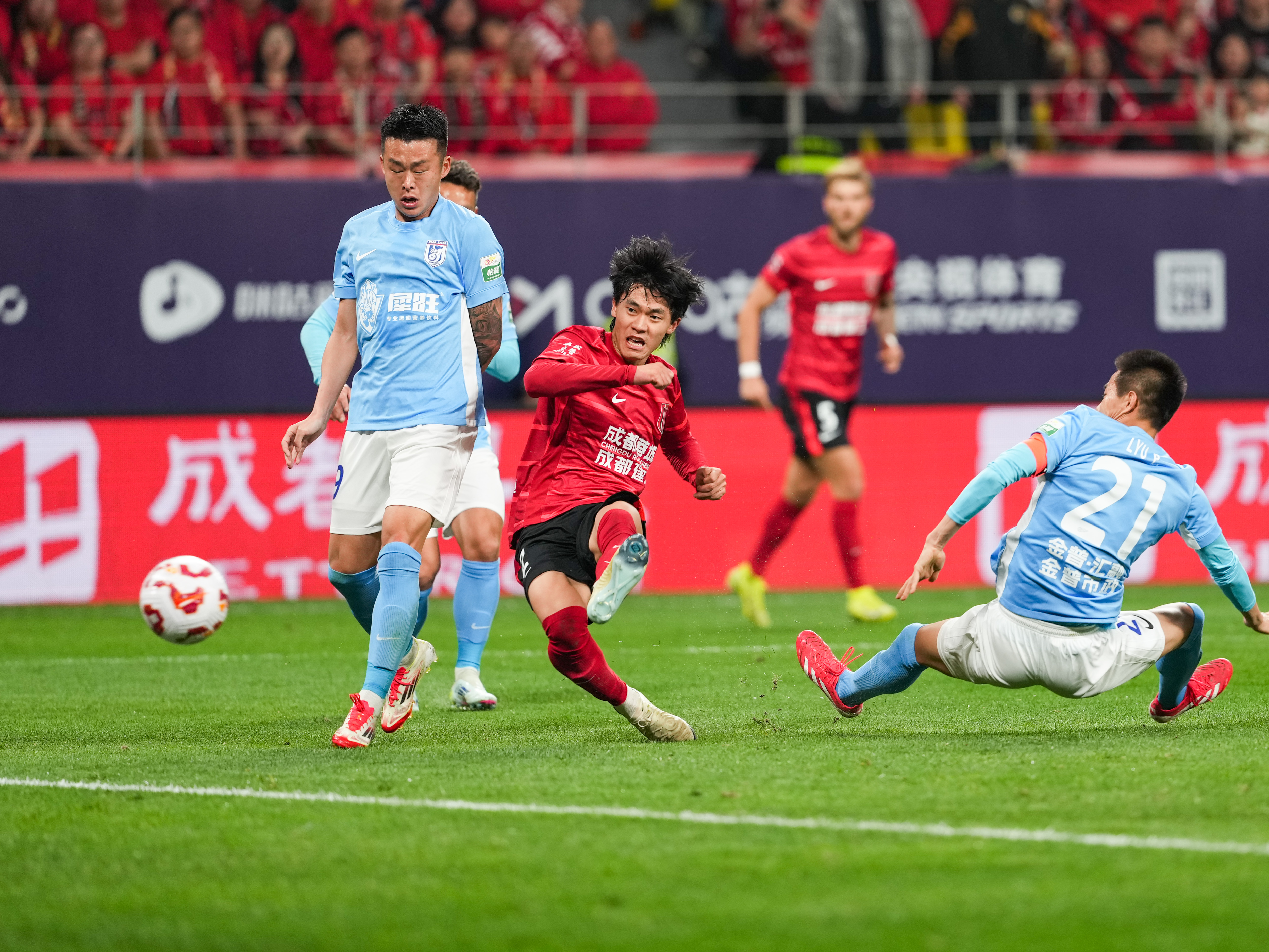 国内职业足球联赛精彩比赛连连，观赏性突出